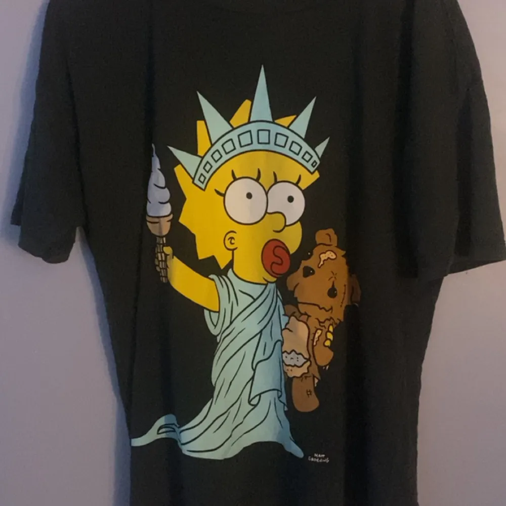 T-shirt från Zara med the simpsons tryck. Storlek L men sitter mer som M.. T-shirts.