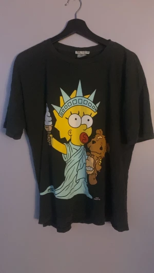 The Simpsons t-shirt - T-shirt från Zara med the simpsons tryck. Storlek L men sitter mer som M.