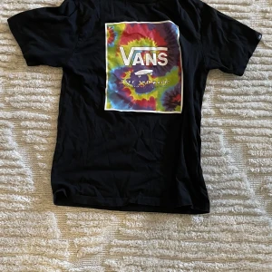 Vans - Hej säljer en till Vans tröja från mina barn som dem har växt ur. Tröjan är i toppskick och har använts försiktigt, köpare står för frakt, skriv om ni har frågor eller vill ha flera bilder👌🏼