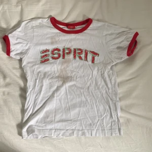 Baby T - Liten i storleken, liten vinfläck, syns tredje bilden.