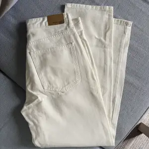 Vita jeans som är raka från ginatricot. Använda fåtal gånger❤️