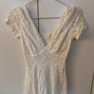 Superfin vit klänning som jag har använt en gång. Den är i väldigt bra skick och funkar perfekt som studentklänning mm (stor i storleken, passar 36)