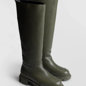 Stövlar  - Slutsålda stövlar från Gina tricot! Jätte fint skick , används fåtal gånger. Köptes för 700kr men säljer dom för 350!