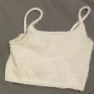 Vit top - Mysig vit top perfekt för vintern, liten i storlek så den är i storlek M!💜