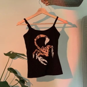 Skorpion linne - Ett supersnyggt linne med en skorpion på. Endast provad. Har tvättats en gång.