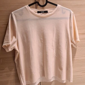 Tshirt - Söt T-shirt i skär velour (?), skimrar i ljuset (se bild 2). Lite mindre och kortare passforn