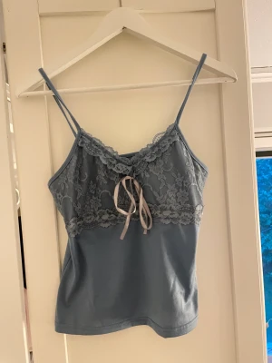 Linne - Gulligt blått linne med spets. Står ej storlek men passar S. Skriv vid frågor osv 🩵