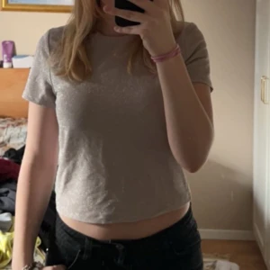 T-shirt  - Gullig glitter tröja i nån slags rosa färg, säljer på grund av dålig användning.