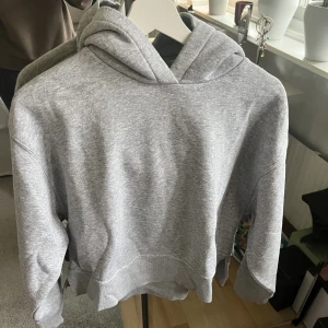 Hoodie  - OBS, de är en kortare modell!