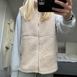 Stockholm  - Så snygg teddyväst! Perfekt till hösten😍