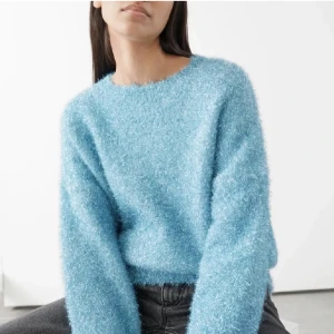 Glittrig stickad - Från & Other stories, glittrig stickad i material som inte nopprar! Jättefint skick & köpt för ca 800kr. Stor i storleken så skulle säga att den passar XS-M