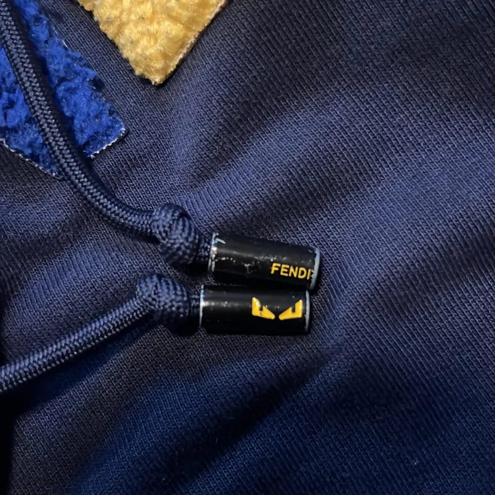 Extremt snygg Fendi hoodie, har vart ett favoritplagg länge. Använts mycket men har varit välomhändertagen och inga skador finns på den utan endast slitningar som syns i bilderna. Säljer då den blivit för liten. Pris kan diskuteras vid snabb affär.. Hoodies.