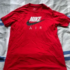 Säljer nu min röda Nike T-shirt då den blivit för liten, använd men i gott skick. Nypris 349kr, Storlek XL för barn men passar någon som är en S skulle jag säga! Håller på och garderobränsa så var inte rädda för att kolla resten av profilen!