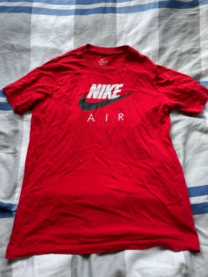 Nike T-shirt! - Säljer nu min röda Nike T-shirt då den blivit för liten, använd men i gott skick. Nypris 349kr, Storlek XL för barn men passar någon som är en S skulle jag säga! Håller på och garderobränsa så var inte rädda för att kolla resten av profilen!