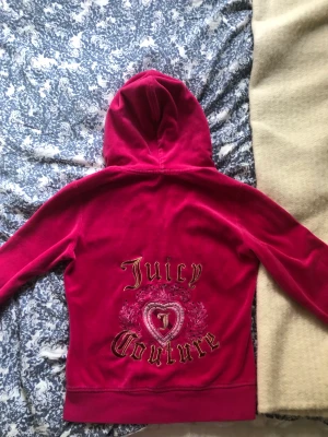 Juicy couture tröja  - Super snygg vintage juicy tröja, med hjärta på baksidan❤️har aldrig andvänts