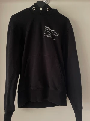 Helmut lang hoodie - Tjena! Säljer nu min riktigt feta Helmut lang hoodie eftersom den har blivit för liten. Den är som ny knappt använd och i perfekt skick! Skriv vid intresse!