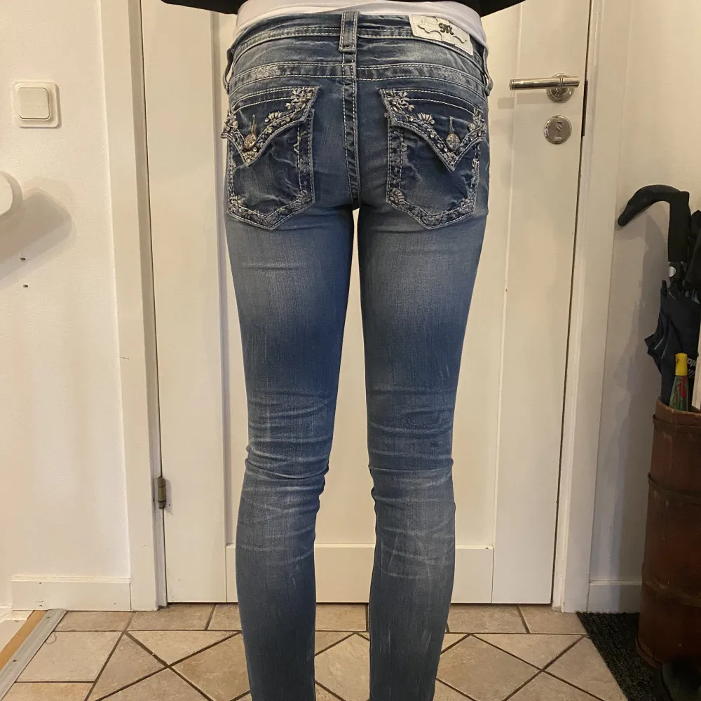 Superfina lågmidjade miss me jeans i midjemått 25 och längd 32. Modell skinny.💗super stretchiga och sitte bra på!. Jeans & Byxor.