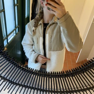 Jacka - Söt och mysig jacka💞 i nyskick storlek s men passar från xs-m. 