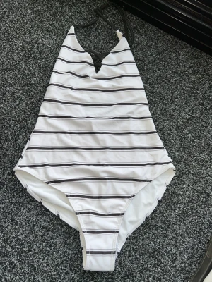 Baddräkt  - Oanvänd baddräkt randigt 