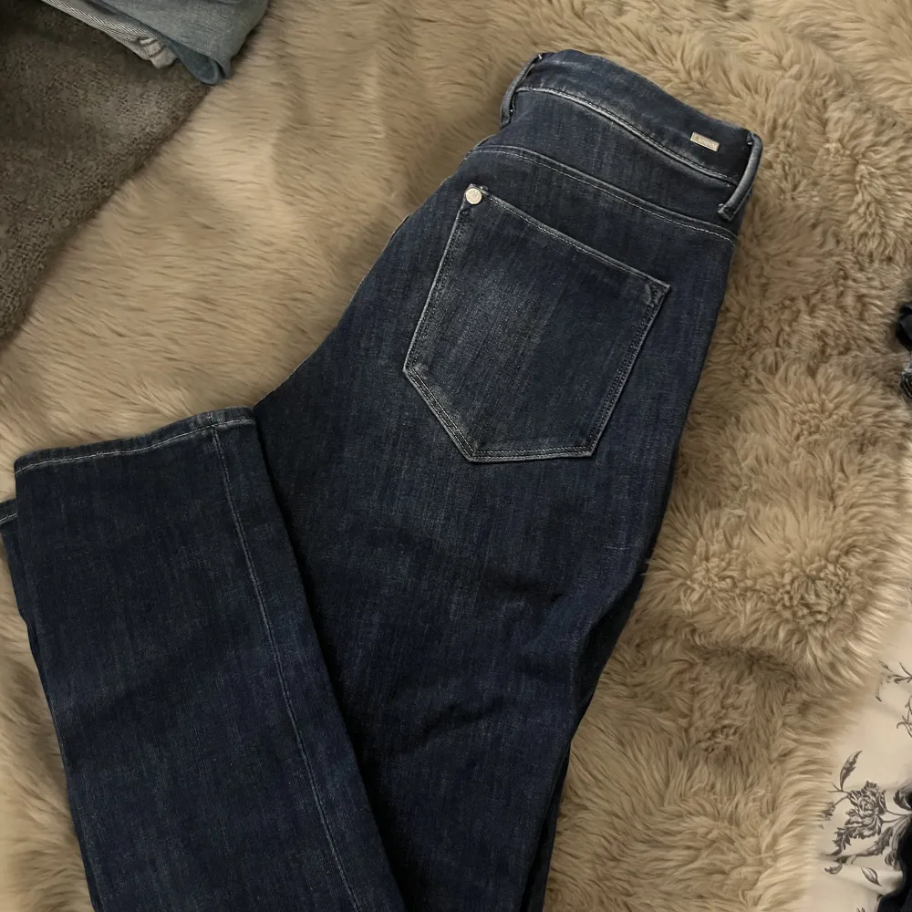 Ett par mörkblåa jeans köpt från h&m. Jätte bekväma som formar kroppen. Storlek 29/32, motsvarar en st 36. Använd några ggr men fortfarande som nya. . Jeans & Byxor.