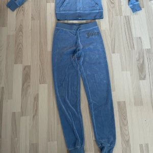 Juicy couture - Säljer mitt  blåa juicy sett för endast 300kr båda är i storlek m men passar även folk som har xs/s har bara använt ett fåtalgonger 