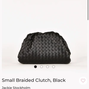 Jackie väska  - Säljer min jättefina användbara väska från jackie👯‍♀️, liknar bottega cluchen och passar till allt!!!