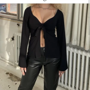 Designbysi - Jättefin blus från designbysi som bara använts 1 gång. Storleken är M/L på deras hemsida men jag skulle säga att den är S/M