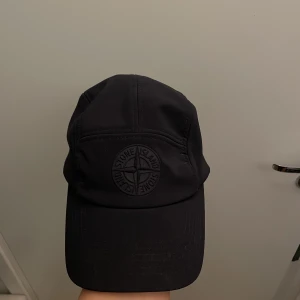 Stone island keps - Stone island keps i Polyester tyg.   Pris kan diskuteras.
