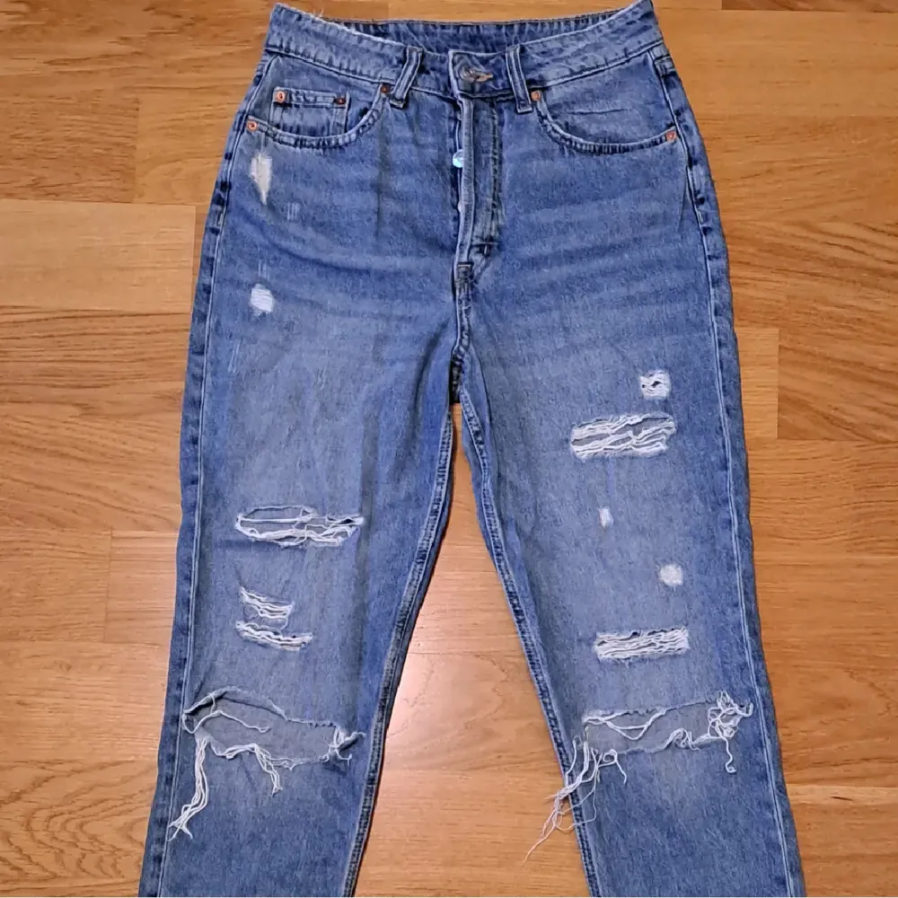 Tighta ripped jeans från HM i storlek 36. Använd gärna köp nu, kontakta vid frågor eller fler bilder!!<3. Jeans & Byxor.