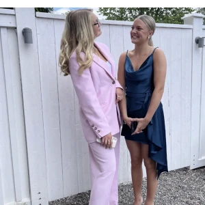 Kostymset från zara - Så snygg rosa kostym från zara! Endast använd vid 1 tillfälle så i toppenskick💞💞Nypris ligger på 1200 kr💝