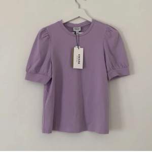 Fin lila tshirt från vero Moda. Köpt förra sommaren, men användes aldrig. Köparen står för frakten.