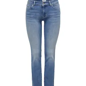 Säljer dessa sjukt snygga jeans från Only i storlek 28/32. De är i jättebra skick och knappt använda. Säljer då jag nt använder de så mkt💗 skriv vid intresse💗 nypris 579 säljer för ca 150 kr💗