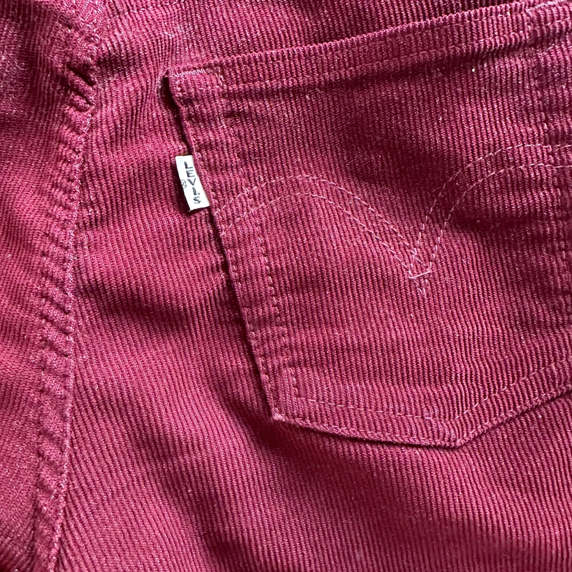 vinröda bootcut manchesterbyxor levi’s