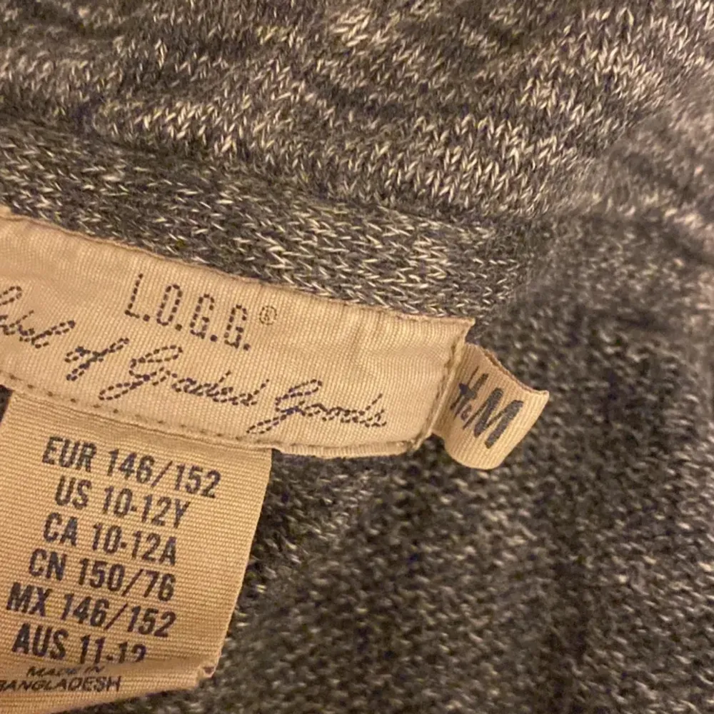 Säljer min grå zip tröja från HM. Den är i jätte fint skick och är använd sällan.. Tröjor & Koftor.