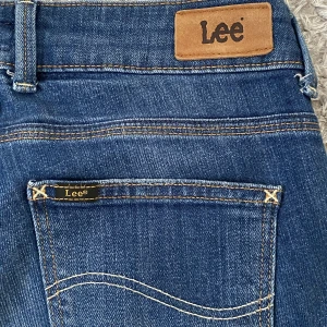 Lee jeans - Säljer dom här supersnygga lågmidjade jeansen från lee😍 Jag har nästan aldrig använt de men de är köpta secondhand så kan finnas tecken på användning💘 Jag är 168cm lång och om ni har några frågor är det bara att skriva💘💘