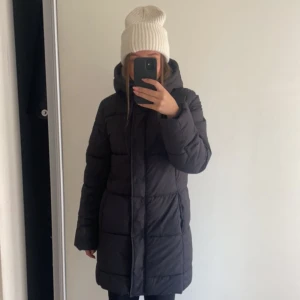 lång jacka hm - jättefin och skön lång jacka från hm, använd men bra skick💕