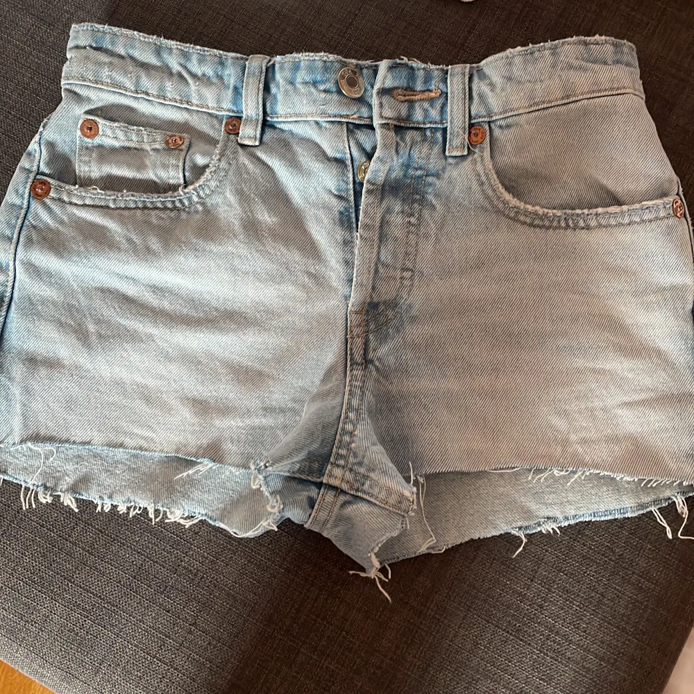 Jättefina Zara shorts i ljusblå färg🩵 passar till allt! Mycket bra skick, köparen står för frakt. (Klippt av ett par Zara jeans). Shorts.