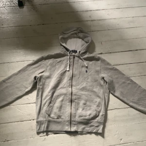 Polo Ralph lauren zip hoddie - Polo hoddie i gott skick använd ett få tal gånger. Säljer för jag tyckte den var för stor