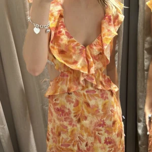 Sommarklänning - Jättefin sommarklänning från zara, använd 1 gång!💕Storlek M💕