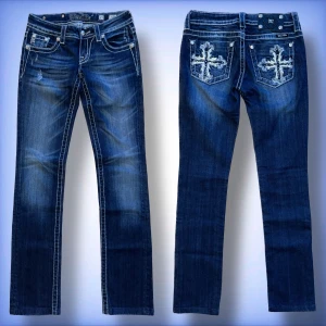 Miss me jeans - Ett par fina lågmidjade miss me jeans i modellen straight, dem är smått uppsydda men inga defekter! Hör av dig vid frågor☺️