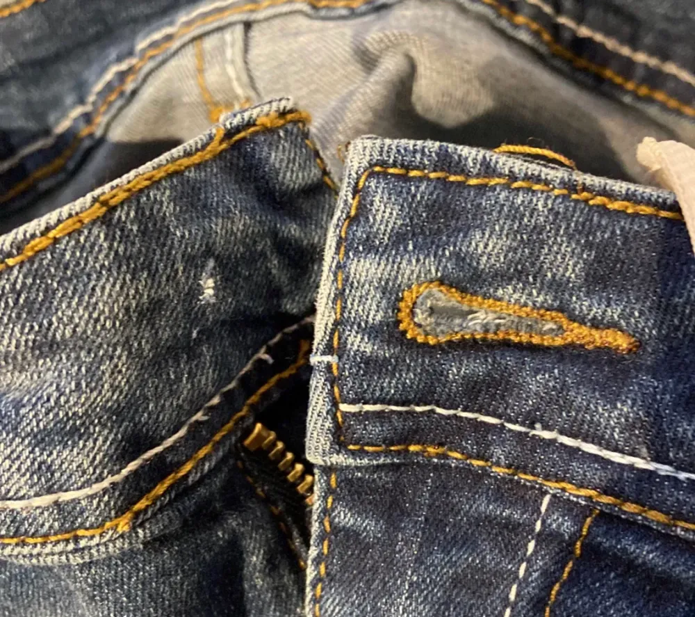 Ett par jeans som jag köpte men det passa inte knappen är borta men man kan ta snöre och sätta runt. Jeans & Byxor.