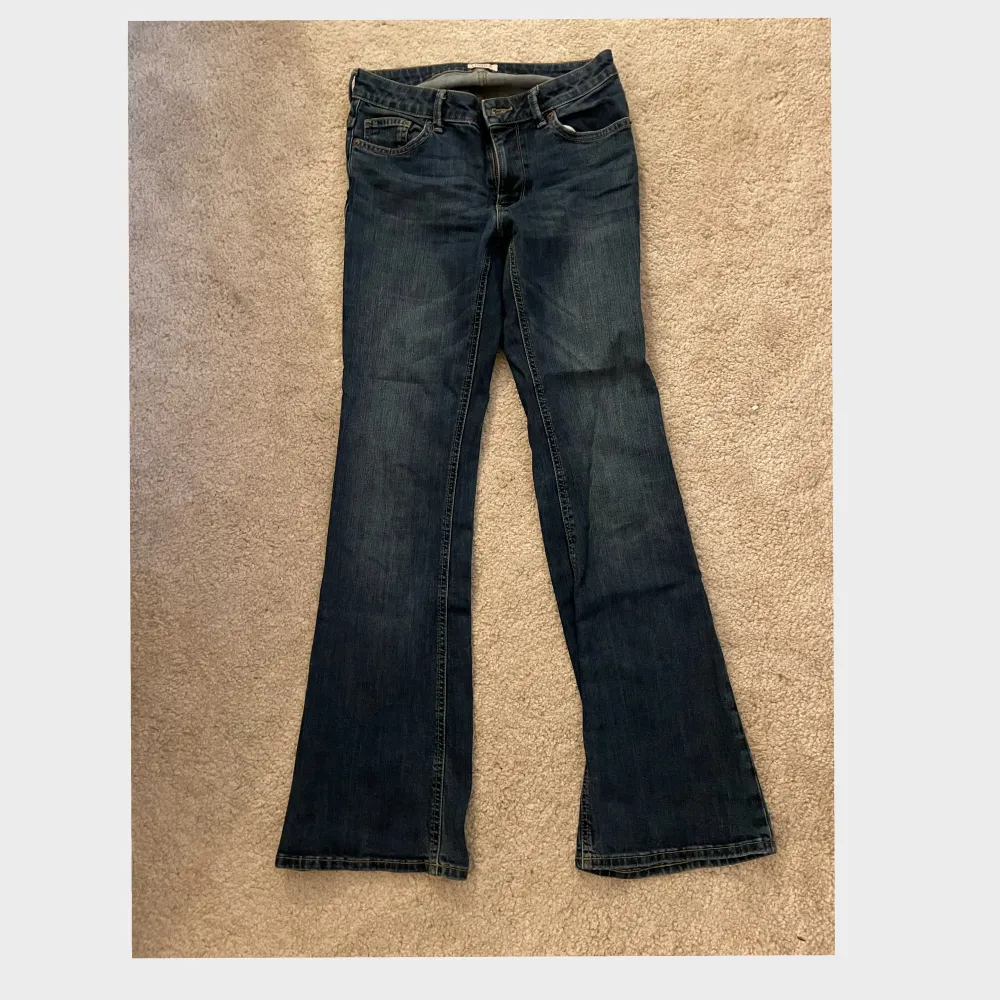 Jättesnygga flare jeans som typ ger elena Gilbert vibes!!! Dom är för små för mig:( så säljer vidare! Köparen står för frakten!. Jeans & Byxor.