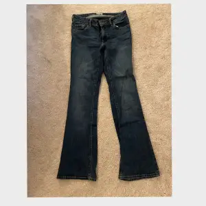 Jättesnygga flare jeans som typ ger elena Gilbert vibes!!! Dom är för små för mig:( så säljer vidare! Köparen står för frakten!