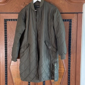 Jacka  - Tunnare modell  Mörkgrön ej ljus 