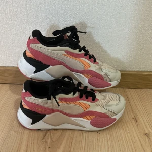 Puma RS-X - Storlek 38 men passar mig som bär 37,5. Använda ungefär 5 gånger. Beige, svart, vit, rosa, orange 
