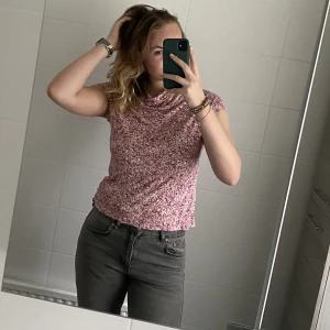 Topp - Skitcool topp med snygg detalj vid halsen. Kommer inte till användning, bra skick och storlek S! ❤️