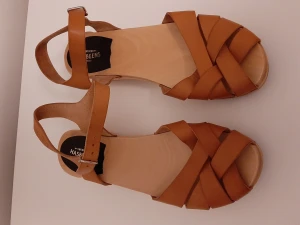 Sandaler av läder & trä - Nästan oanvända, endast använt dem 1 gång!