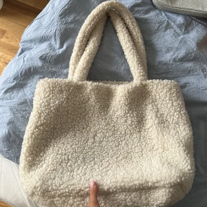 Väska - Så gosig och härlig väska perfekt inför hösten och vintern!🤍