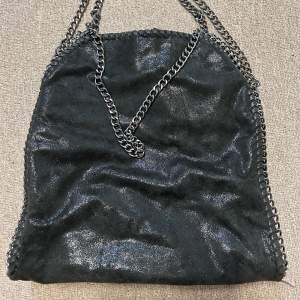 Säljer även den större modellen av denna svartglittriga Stella Mccartney-liknande väska, köpt utomlands!💘 300kr + frakt Först till kvarn!
