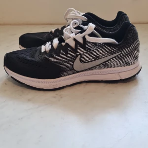 Löparskor - Nike löparskor. Endast använda inomhus ett fåtal ggr pga för smala för mina "ankfötter".